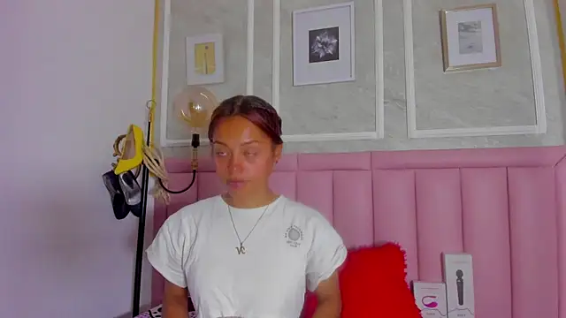 Snapshot of HoollyHendrix chatting on February 19, 2026, 8:39 pm HoollyHendrix online show from February 19, 2026, 8:39 pm