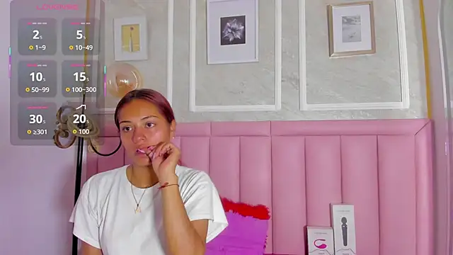 Snapshot of HoollyHendrix chatting on February 6, 2026, 9:00 pm HoollyHendrix online show from February 6, 2026, 9:00 pm