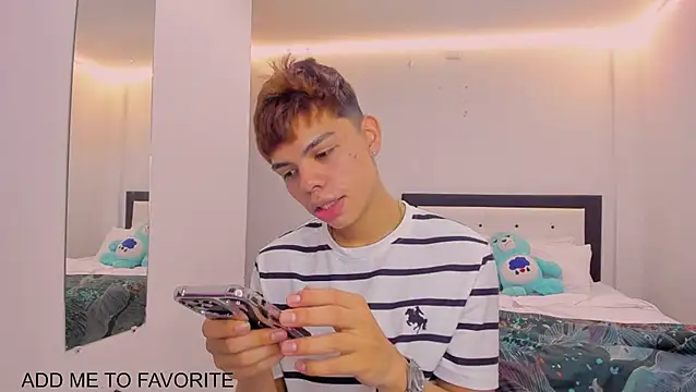 Snapshot of Zacktorres_ chatting on February 13, 2026, 10:54 pm Zacktorres online show from February 13, 2026, 10:54 pm