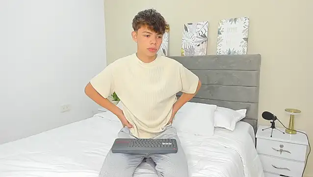 Zacktorres  online show from December 16, 2025, 10:25 pm