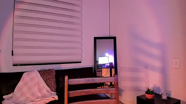 SarahCastillo  online show from October 27, 2025, 8:15 am