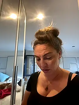 Snapshot of Cristalmegan chatting on October 9, 2025, 10:49 am Cristalmegan online show from October 9, 2025, 10:49 am