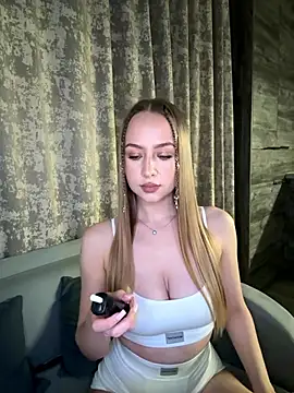 Snapshot of MissOyee chatting on November 19, 2025, 7:14 pm MissOyee online show from November 19, 2025, 7:14 pm