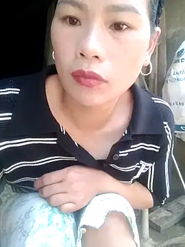 Snapshot of Qinjid002 chatting on October 30, 2025, 2:32 am Qinjid002 online show from October 30, 2025, 2:32 am