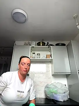 Snapshot of QueenStacyxox chatting on October 28, 2025, 1:32 pm QueenStacyxox online show from October 28, 2025, 1:32 pm