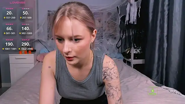 Snapshot of LunaLuxxy chatting on October 8, 2025, 3:46 pm LunaLuxxy online show from October 8, 2025, 3:46 pm