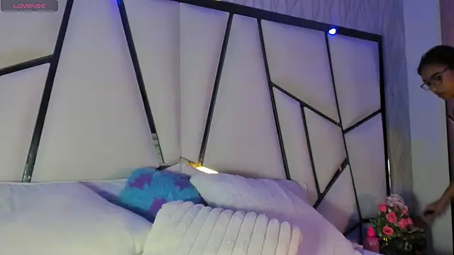 mia vy online show from September 30, 2025, 7:09 pm