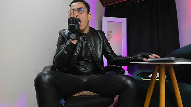 Snapshot of Charliejones_ chatting on November 15, 2025, 7:01 am Charliejones online show from November 15, 2025, 7:01 am