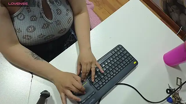 Snapshot of valery_cute_18 chatting on October 30, 2025, 11:30 am valery cute 18 online show from October 30, 2025, 11:30 am