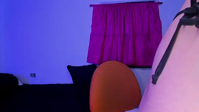 Snapshot of Shairaclark_ chatting on October 8, 2025, 10:21 pm Shairaclark online show from October 8, 2025, 10:21 pm