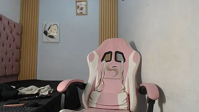 Snapshot of Naomis_35 chatting on November 27, 2025, 7:47 pm Naomis 35 online show from November 27, 2025, 7:47 pm