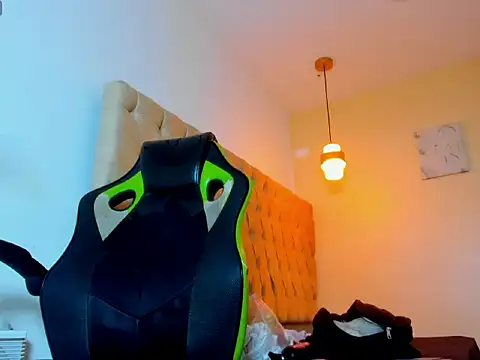 Snapshot of Naomis_35 chatting on October 23, 2025, 7:12 pm Naomis 35 online show from October 23, 2025, 7:12 pm