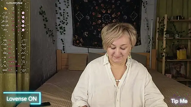 Snapshot of Marta_Wils chatting on October 16, 2025, 1:47 am Marta Wils online show from October 16, 2025, 1:47 am