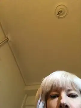 juliaoneandonly online show from October 8, 2025, 9:44 am