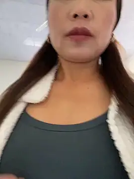 Milky-milk online show from November 29, 2025, 1:50 am