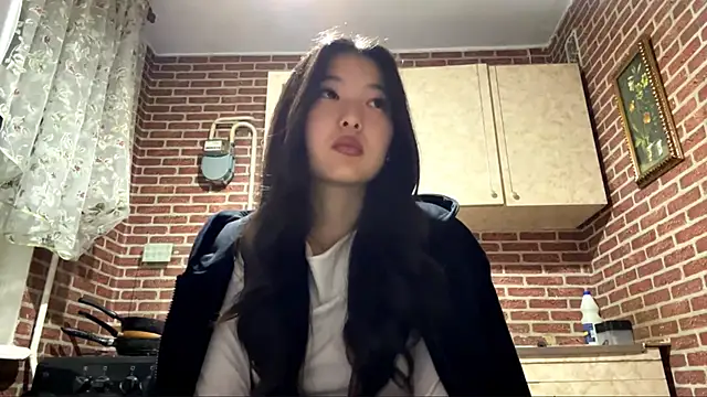 Snapshot of EmmaLeexth chatting on October 6, 2025, 2:29 pm EmmaLeexth online show from October 6, 2025, 2:29 pm