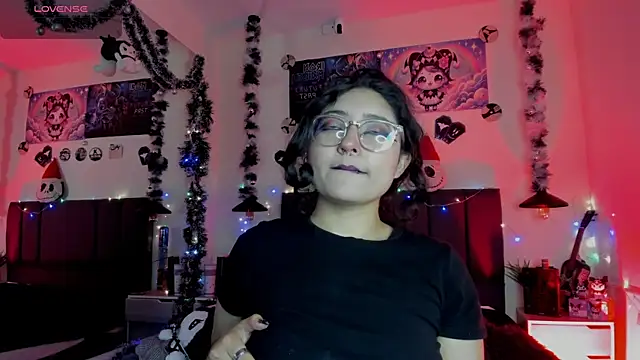 Snapshot of SabrinaV_ chatting on December 15, 2025, 11:38 am SabrinaV online show from December 15, 2025, 11:38 am