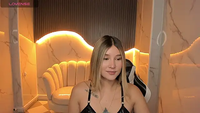 Snapshot of Emma1_b_ chatting on October 13, 2025, 8:21 pm Emma1 b online show from October 13, 2025, 8:21 pm