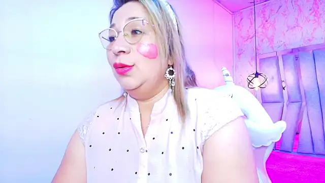 Snapshot of MaylinRosse_ chatting on October 7, 2025, 6:53 pm MaylinRosse online show from October 7, 2025, 6:53 pm