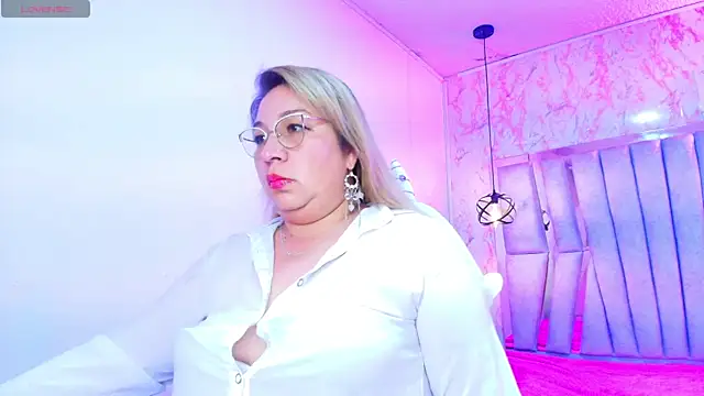 Snapshot of MaylinRosse_ chatting on October 17, 2025, 7:48 pm MaylinRosse online show from October 17, 2025, 7:48 pm