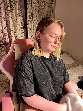 lame cat online show from November 10, 2025, 2:05 am