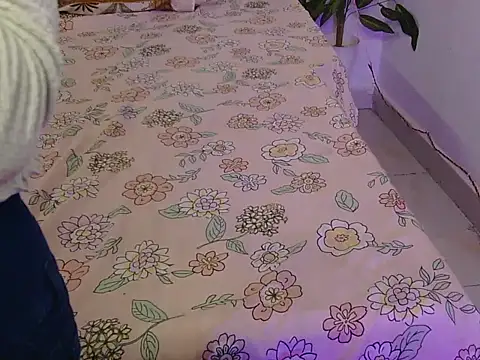 Lovelyy-couple online show from October 13, 2025, 5:25 pm