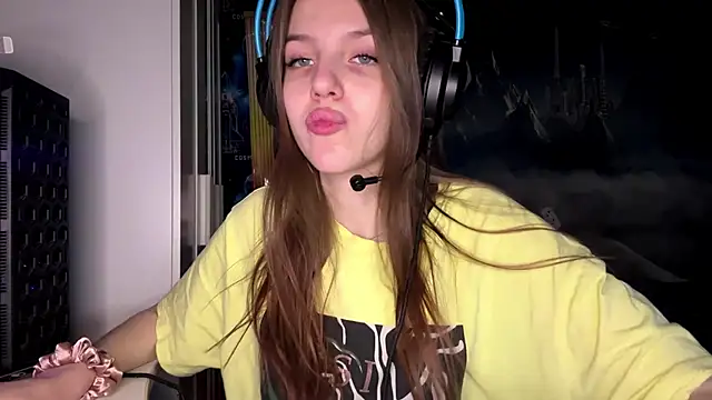 Snapshot of Elira_Breeze chatting on November 9, 2025, 1:15 pm Elira Breeze online show from November 9, 2025, 1:15 pm