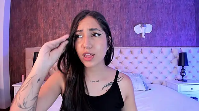 LiaaTurner online show from October 7, 2025, 8:32 pm