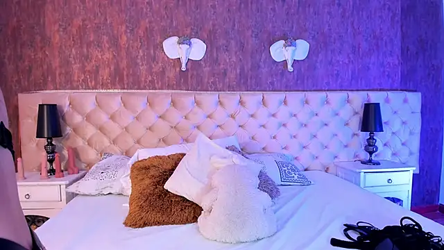 LiaaTurner online show from October 8, 2025, 8:42 pm