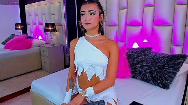 LuisaJonnes  online show from October 31, 2025, 3:30 pm