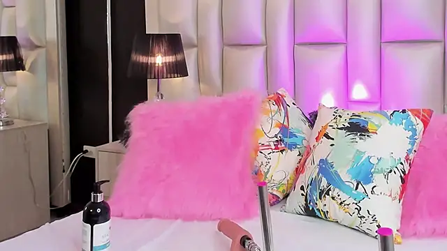 LuisaJonnes  online show from October 21, 2025, 4:39 pm