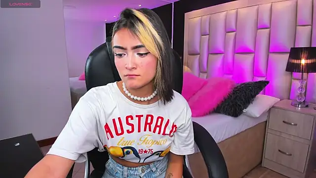 LuisaJonnes  online show from November 6, 2025, 3:38 pm