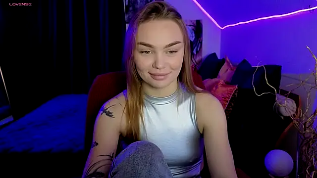 KitsyMoore online show from October 24, 2025, 1:21 pm