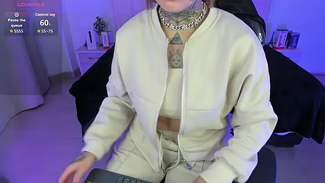 Snapshot of Gyal_8_ chatting on February 10, 2026, 5:06 am Gyal 8 online show from February 10, 2026, 5:06 am