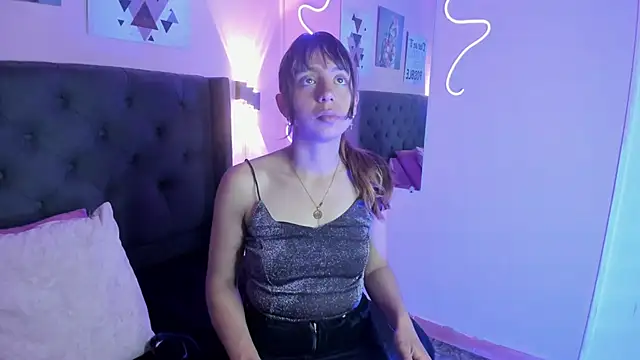 Snapshot of Bluee_bombon chatting on September 28, 2025, 3:57 am Bluee bombon online show from September 28, 2025, 3:57 am