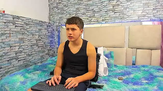 Snapshot of Julian_wolf18 chatting on October 23, 2025, 3:32 pm Julian wolf18 online show from October 23, 2025, 3:32 pm