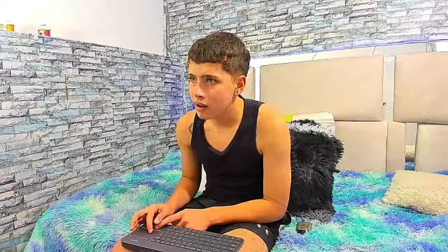 Snapshot of Julian_wolf18 chatting on October 16, 2025, 3:42 pm Julian wolf18 online show from October 16, 2025, 3:42 pm