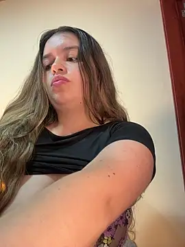 Snapshot of Aphrill chatting on December 17, 2025, 8:25 pm Aphrill online show from December 17, 2025, 8:25 pm