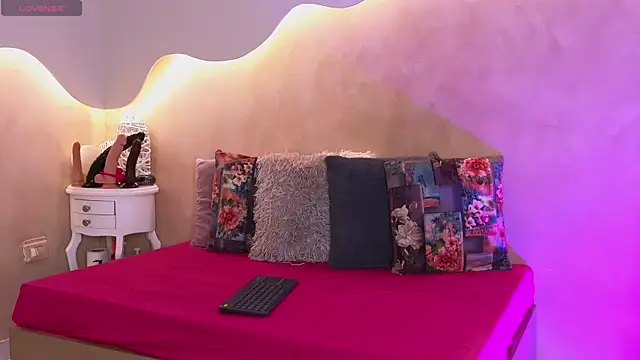 SaraGuzmann online show from October 6, 2025, 7:25 pm