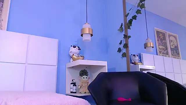 PenelopeBond online show from October 28, 2025, 12:59 pm