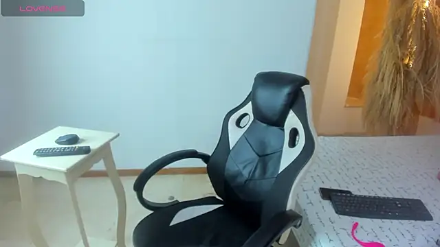 ZOE ROSE4 online show from September 20, 2025, 7:52 pm