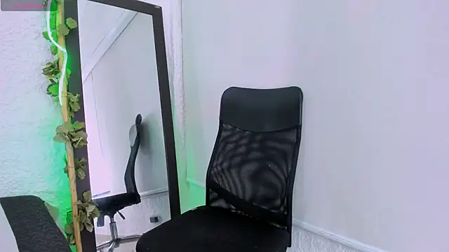 Snapshot of Rouse_Monroe chatting on February 5, 2026, 12:23 pm Rouse Monroe online show from February 5, 2026, 12:23 pm