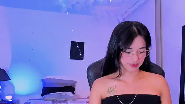 Snapshot of Rouse_Monroe chatting on March 3, 2026, 12:34 pm Rouse Monroe online show from March 3, 2026, 12:34 pm