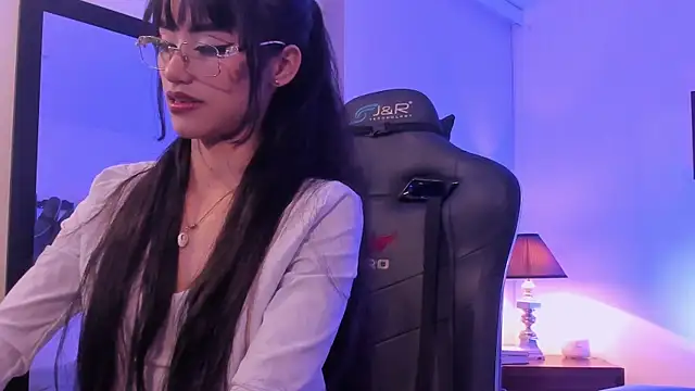 Snapshot of Rouse_Monroe chatting on November 6, 2025, 4:27 am Rouse Monroe online show from November 6, 2025, 4:27 am