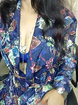 Snapshot of Hey_Jully chatting on October 18, 2025, 4:58 am Hey Jully online show from October 18, 2025, 4:58 am