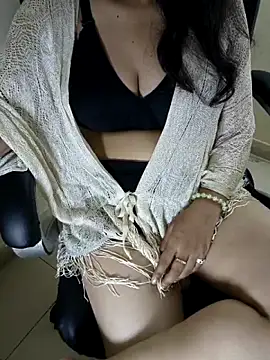 Snapshot of Hey_Jully chatting on September 24, 2025, 5:03 am Hey Jully online show from September 24, 2025, 5:03 am