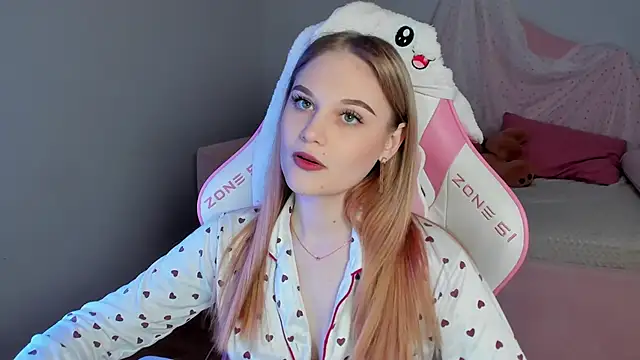 AriaWell online show from December 2, 2025, 5:25 pm