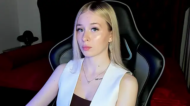 Snapshot of MiaGraces chatting on December 1, 2025, 5:25 pm MiaGraces online show from December 1, 2025, 5:25 pm