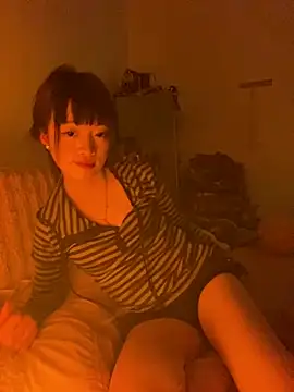 Snapshot of Tramy_xx chatting on June 24, 2026, 1:32 pm Tramy xx online show from June 24, 2026, 1:32 pm