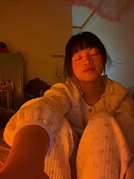 Snapshot of Tramy_xx chatting on July 10, 2026, 5:24 pm Tramy xx online show from July 10, 2026, 5:24 pm